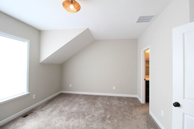 Building Photo - 3 bedroom town home with a finished basement and garage located in popular Preston Lakes