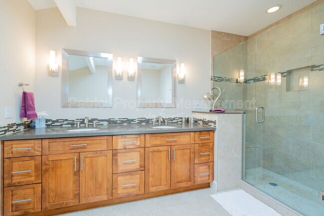 Building Photo - 10640 E Vogel Ave