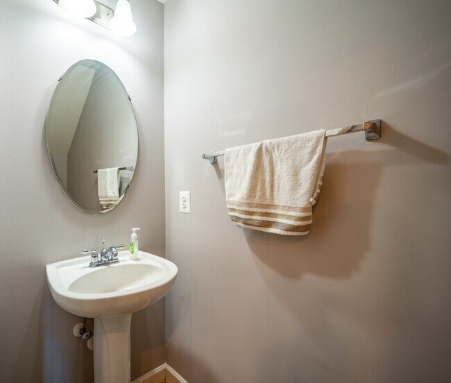 Building Photo - Bright and Modern Home with Prime Commuter...