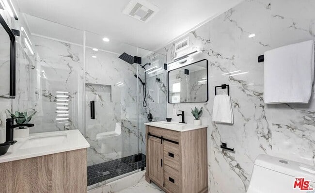 Building Photo - 418 N Bowling Green Way