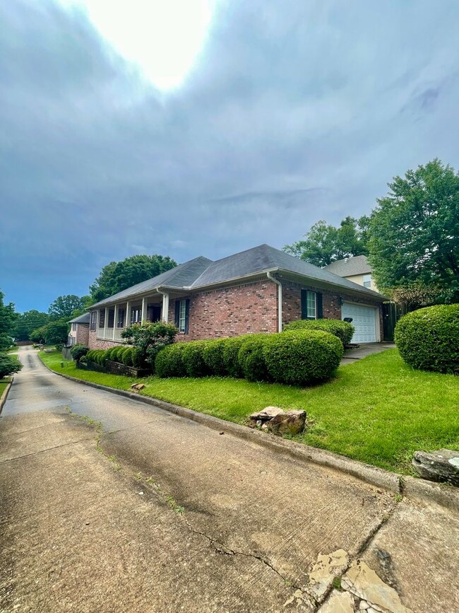 Building Photo - Spacious Home!