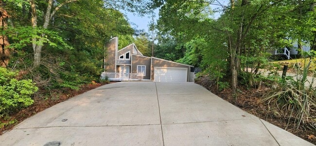 Building Photo - Modern Open Floor Plan with Expansive Grea...