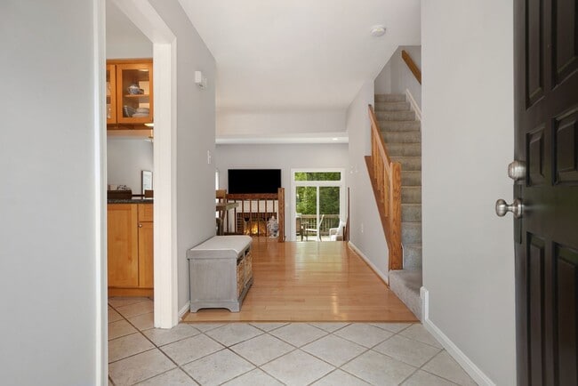 Building Photo - Gorgeous 2BR/3.5BTH Townhome in desirable Neighborhood of StoneyBrook in Rockville