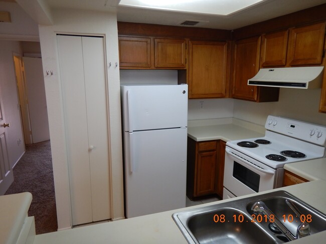 Building Photo - West Ironwood Hill Dr & Greasewood Rd 2/2