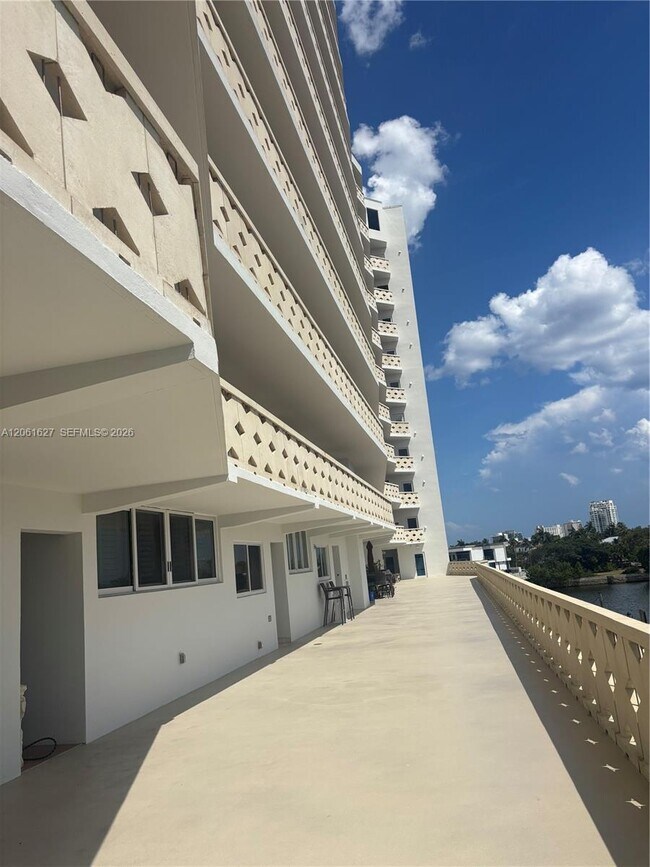 Building Photo - 333 Sunset Dr
