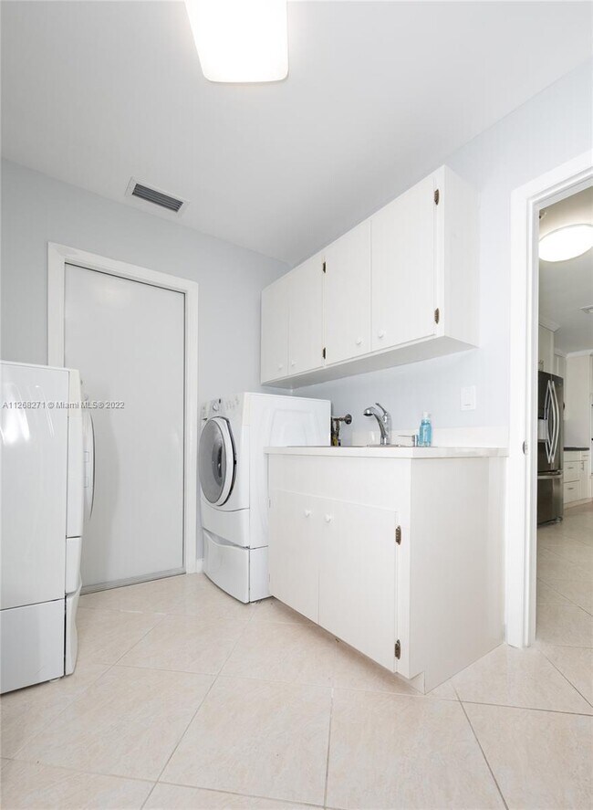 Building Photo - 810 S Rainbow Dr