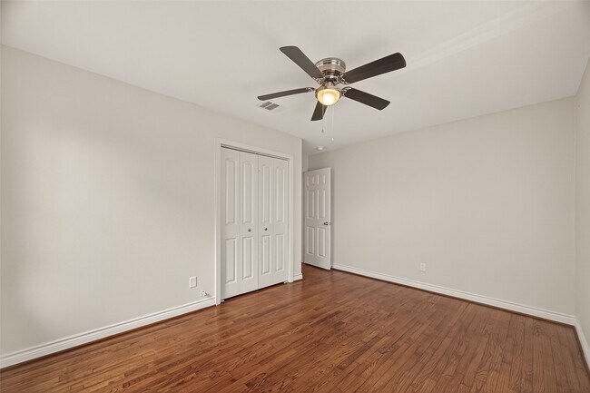 Building Photo - 3214 Longwood Dr