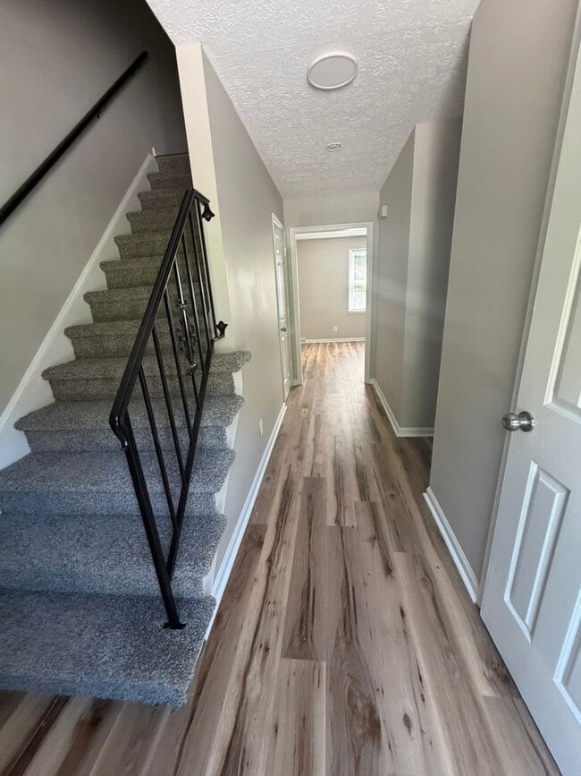 Building Photo - City Townhome – 2 Bed, 1.5 Bath + 2 Parking Spots!