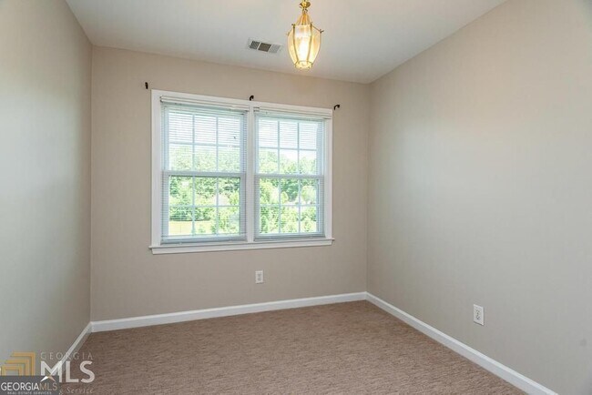 Building Photo - 225 Heritage Lake Dr