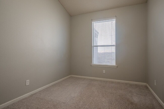 Building Photo - "Charming 4-Bed Oasis with 3 Full Baths on Twin Leaf Drive in El Paso, TX!"
