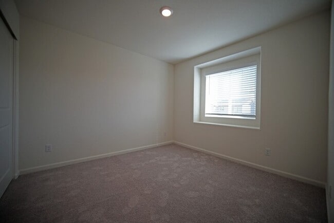 Building Photo - Beautiful 4 Bedroom PLUS office / den in Natomas!