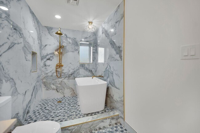 Building Photo - Mid-Century Modern Gem in Historic McNeil ...