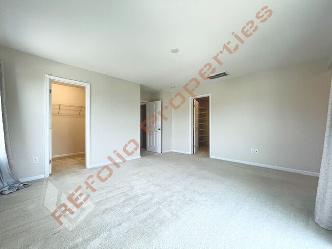Building Photo - Beautiful 4 Bedroom 2.5 Bathroom End Unit ...