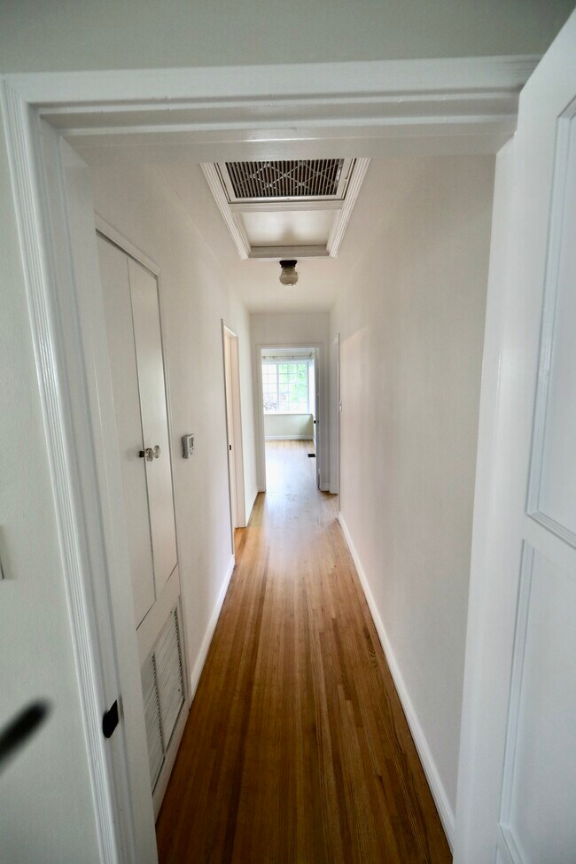 Hallway - 1029 Chautauqua Blvd
