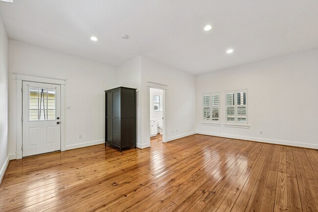 Building Photo - 1537 Alexander St