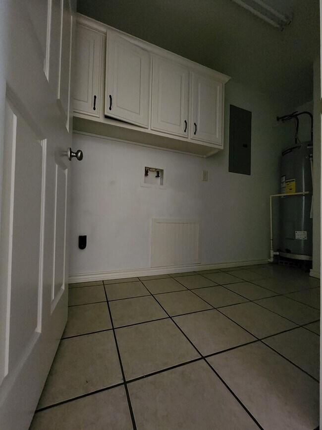 Building Photo - 3 bedroom 2 bath brick home