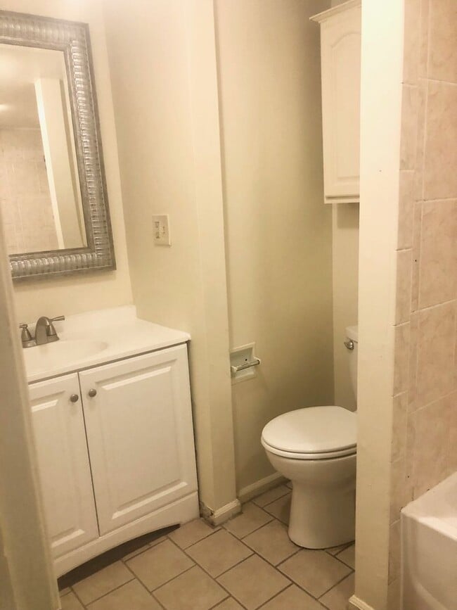 Building Photo - Updated Seymour Unit for Rent