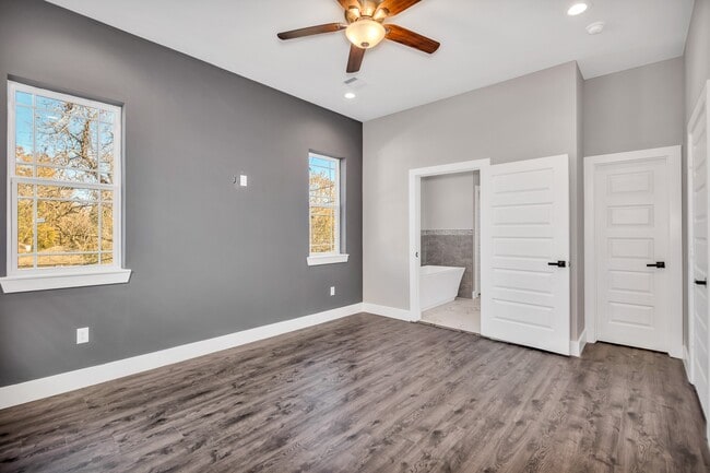 Building Photo - 4924 Winnetka St