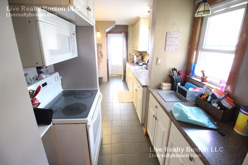 Building Photo - 97 Oakland St