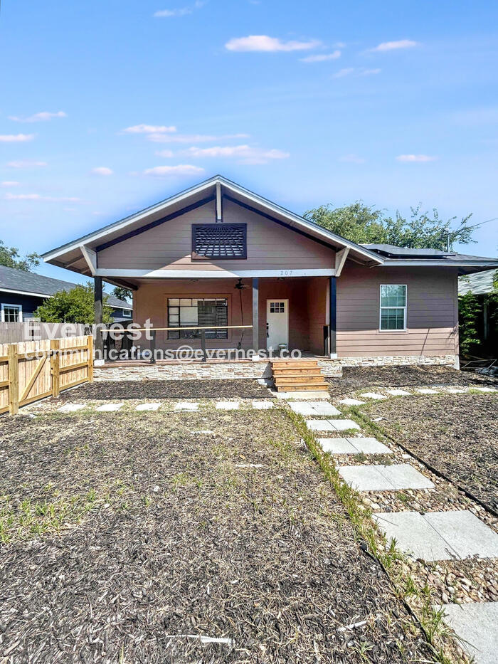 Building Photo - 207 University Ave.