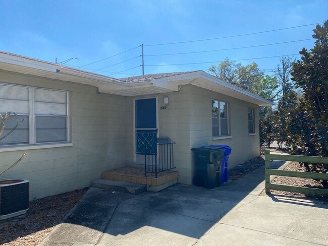 Primary Photo - Spacious 2BR/1BA Duplex in Prime Lakeland ...