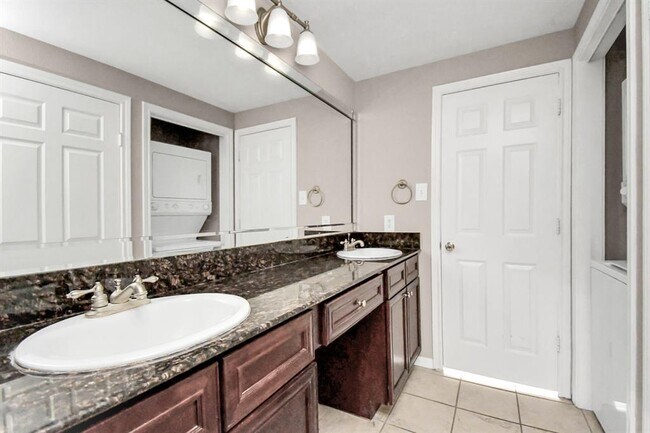 Building Photo - 2255 Braeswood Park Dr