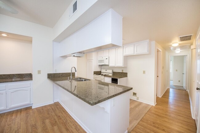 Building Photo - Updated 2 BR- 2 BA in FOUNTAIN VALLEY
