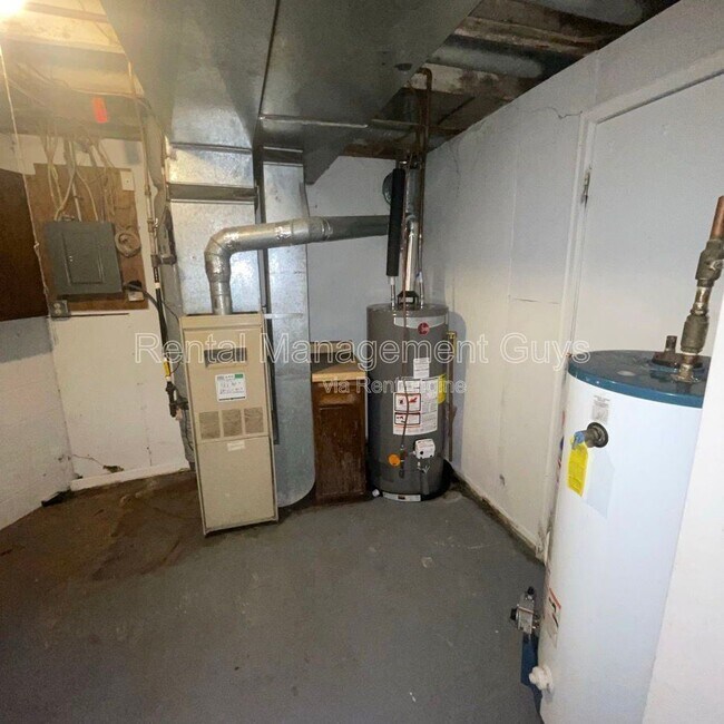 Building Photo - 3319 Longfellow Ave