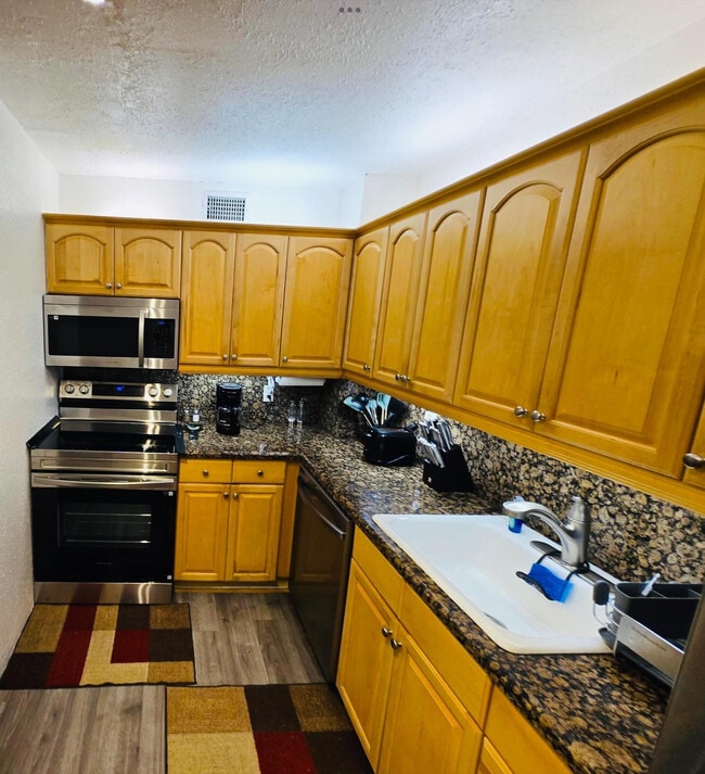 Building Photo - 401 Golden Isles Dr