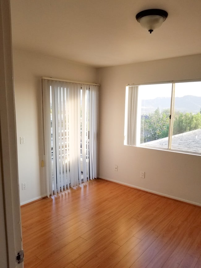 Bedroom - 613 E Verdugo Ave