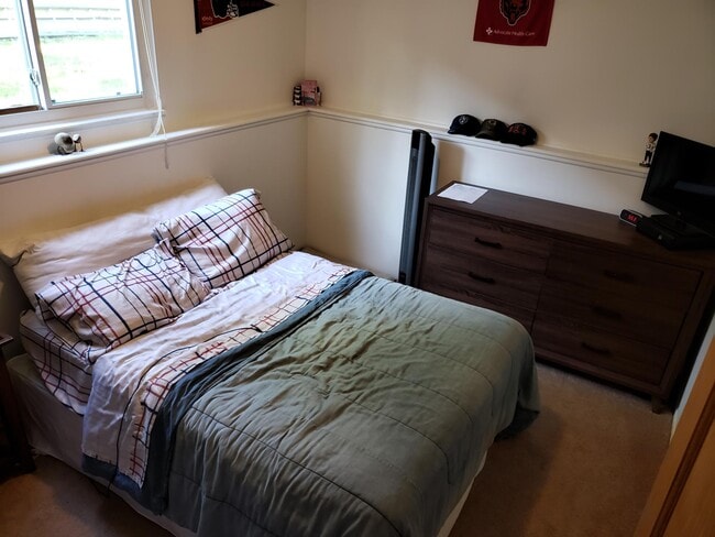 Room - 622 N Hagadorn Rd