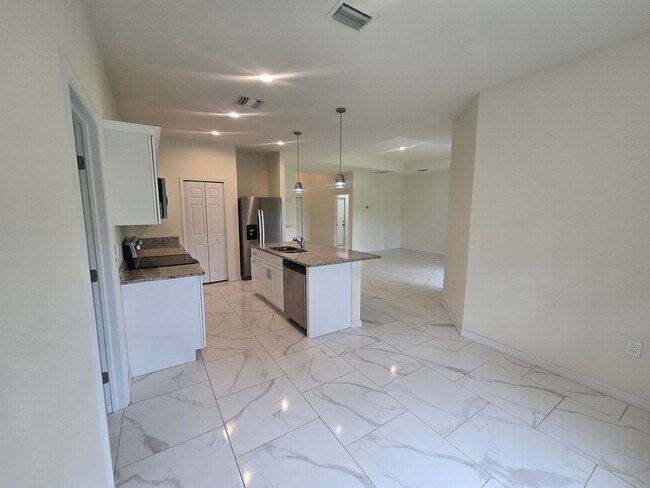 Building Photo - Large 4 Bed 3 Bath with 2 Car Garage-LEHIG...