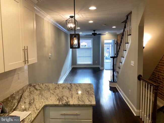 Building Photo - 632 S Decker Ave