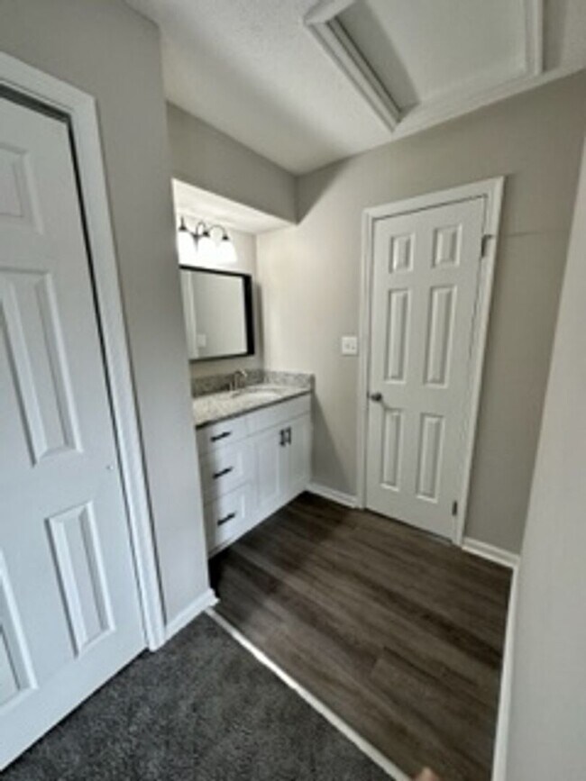 Building Photo - 2 Bedroom Town home in the heart of Virginia Beach