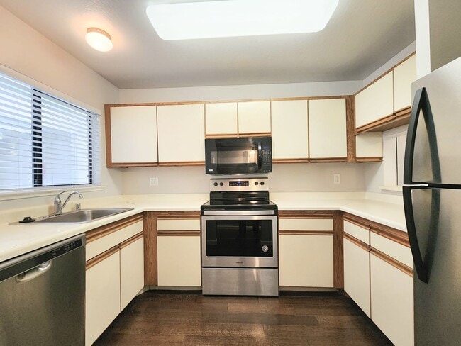 Building Photo - 2 bedroom 2 bath condo home in North San Mateo