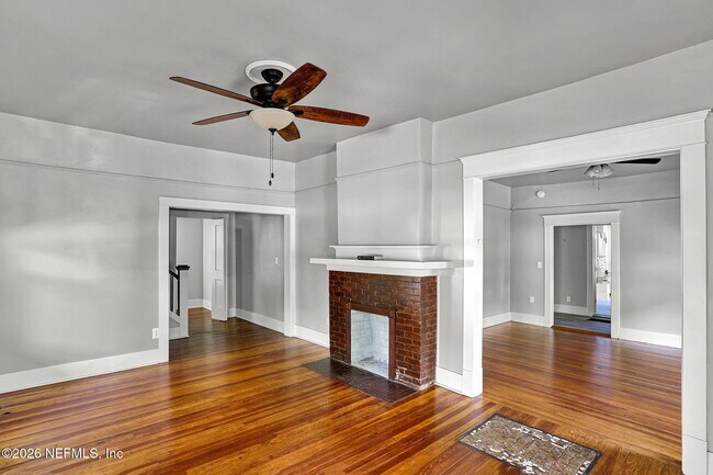 Building Photo - 424 E 6th St