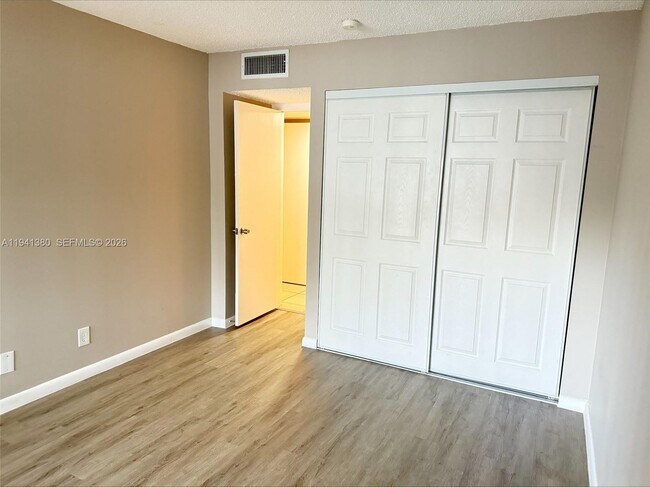 Building Photo - 2316 S Cypress Bend Dr