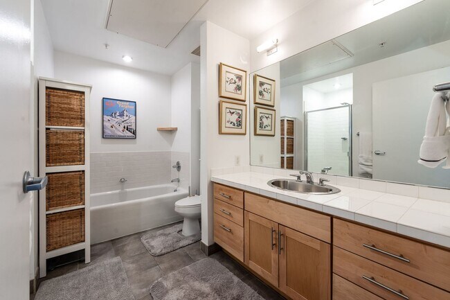 Building Photo - 1BD, 1BA Downtown Denver Condo with Garage...