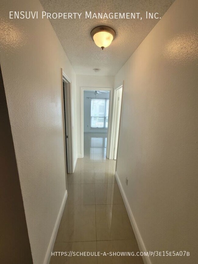 Building Photo - 9481 Highland Oak Dr