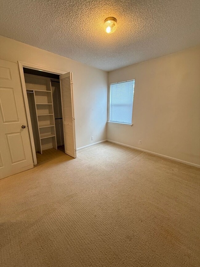 Building Photo - 150 Lakemont Dr