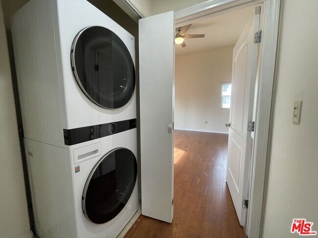 Building Photo - 15024 Magnolia Blvd