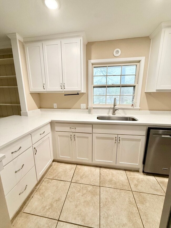 Building Photo - 3-bed/2-bath with two living spaces!