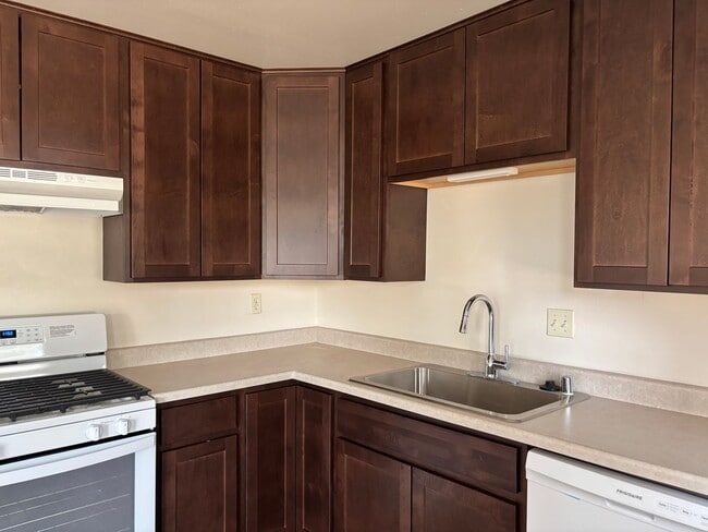 Building Photo - 3 Bedroom 2 1/2 Bath Townhome