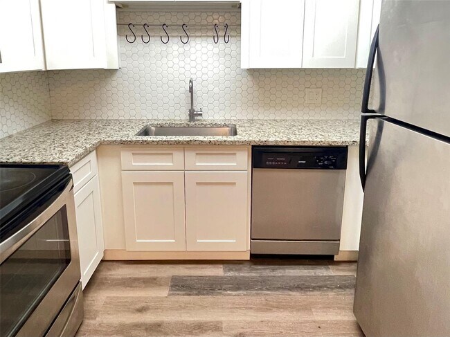 Building Photo - 10874 Royal Palm Blvd