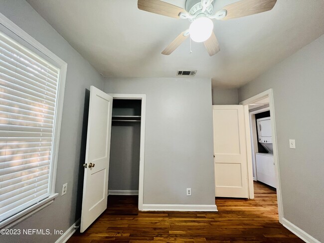 Building Photo - 2105 Kingswood Rd