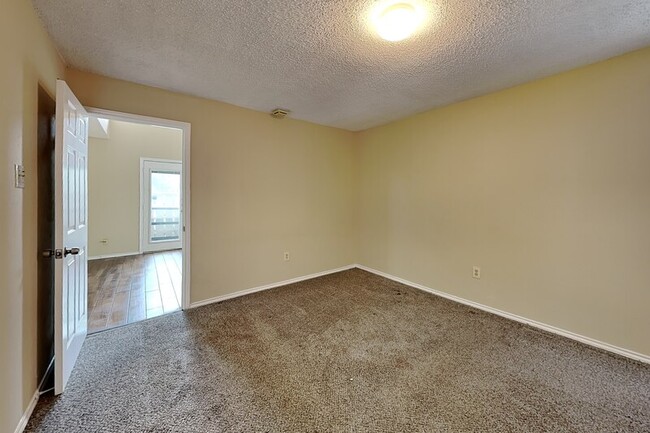 Building Photo - 9600 Royal Ln