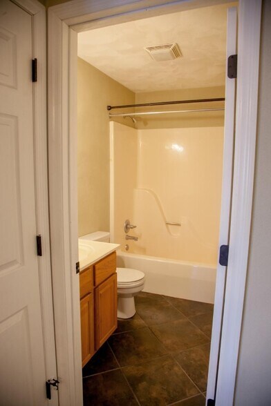 Building Photo - 33 Old Orchard Ln