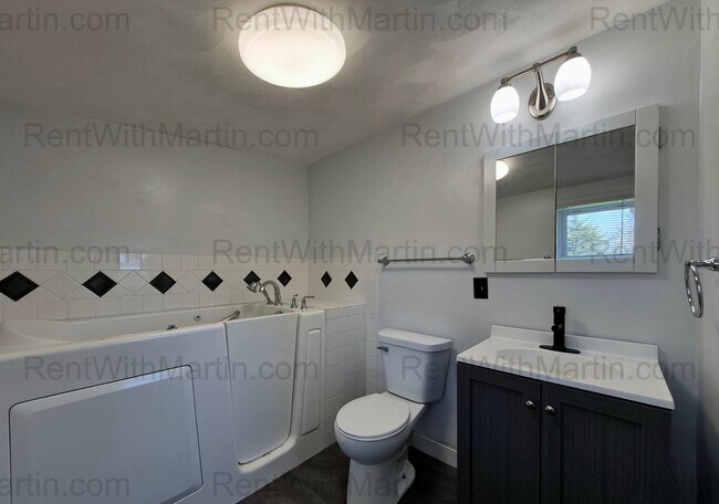 Building Photo - FOR RENT- Beautifully Updated Home Near Golf Course on 4th! Pets ok!!