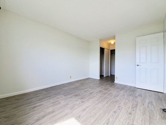 Building Photo - Rarely available! Upgraded ground floor 2b...