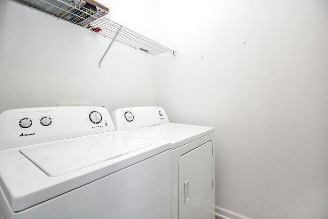 Building Photo - End Unit 3BD/2.5BA Townhome in Mill Creek!